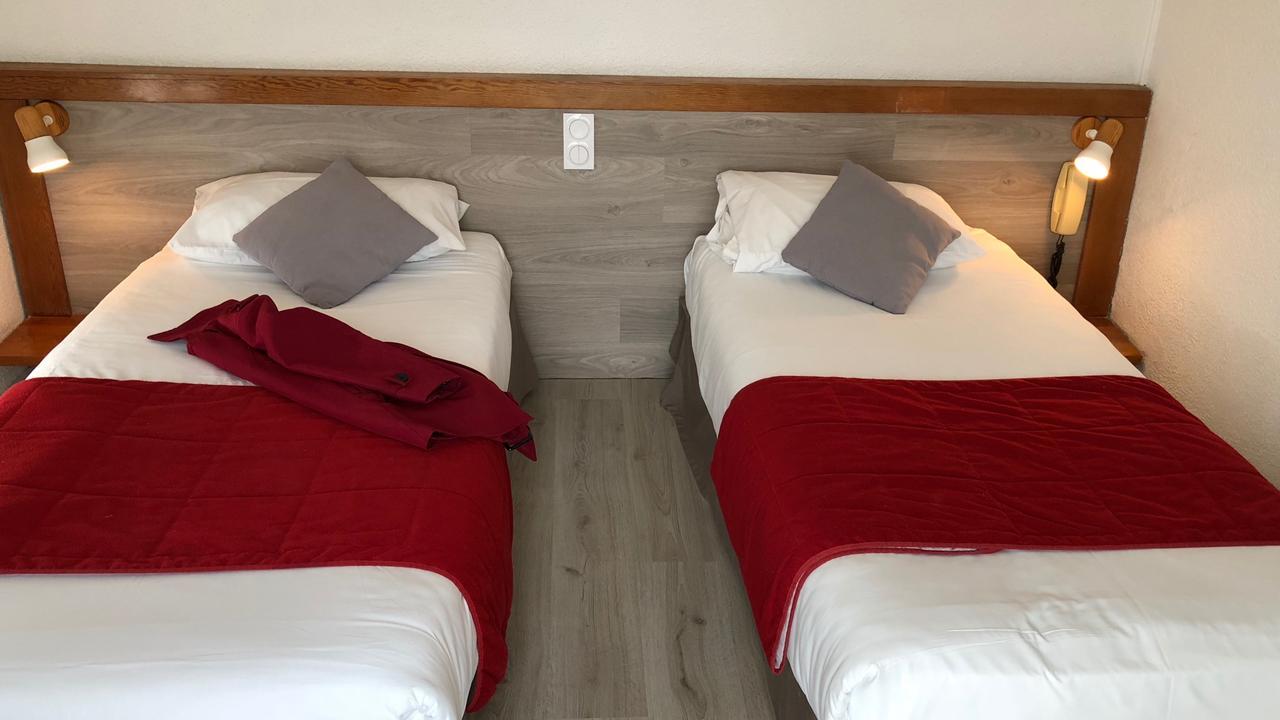 Logis Hotels - Hotel Et Restaurant Les Cordeliers カステルジャルー エクステリア 写真