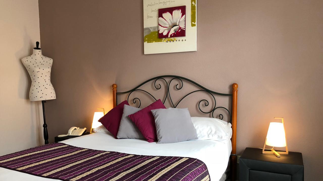 Logis Hotels - Hotel Et Restaurant Les Cordeliers カステルジャルー エクステリア 写真