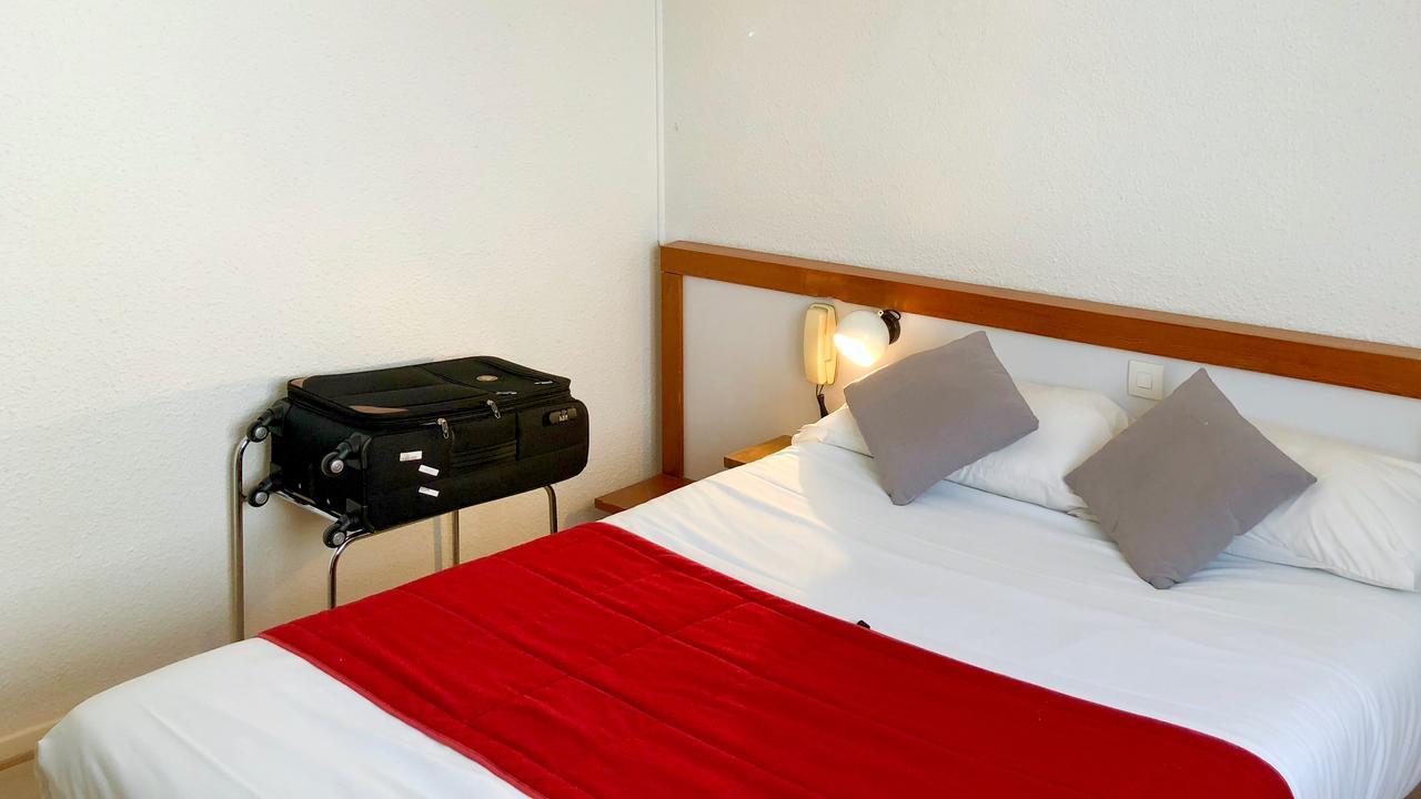 Logis Hotels - Hotel Et Restaurant Les Cordeliers カステルジャルー エクステリア 写真